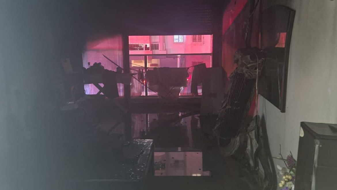 הלילה סמוך לשעה 01:45 התקבלו מספר הודעות במוקד 102 המדווחות על שריפה בדירת מגורים בר”ח גרינבוים בחולון.